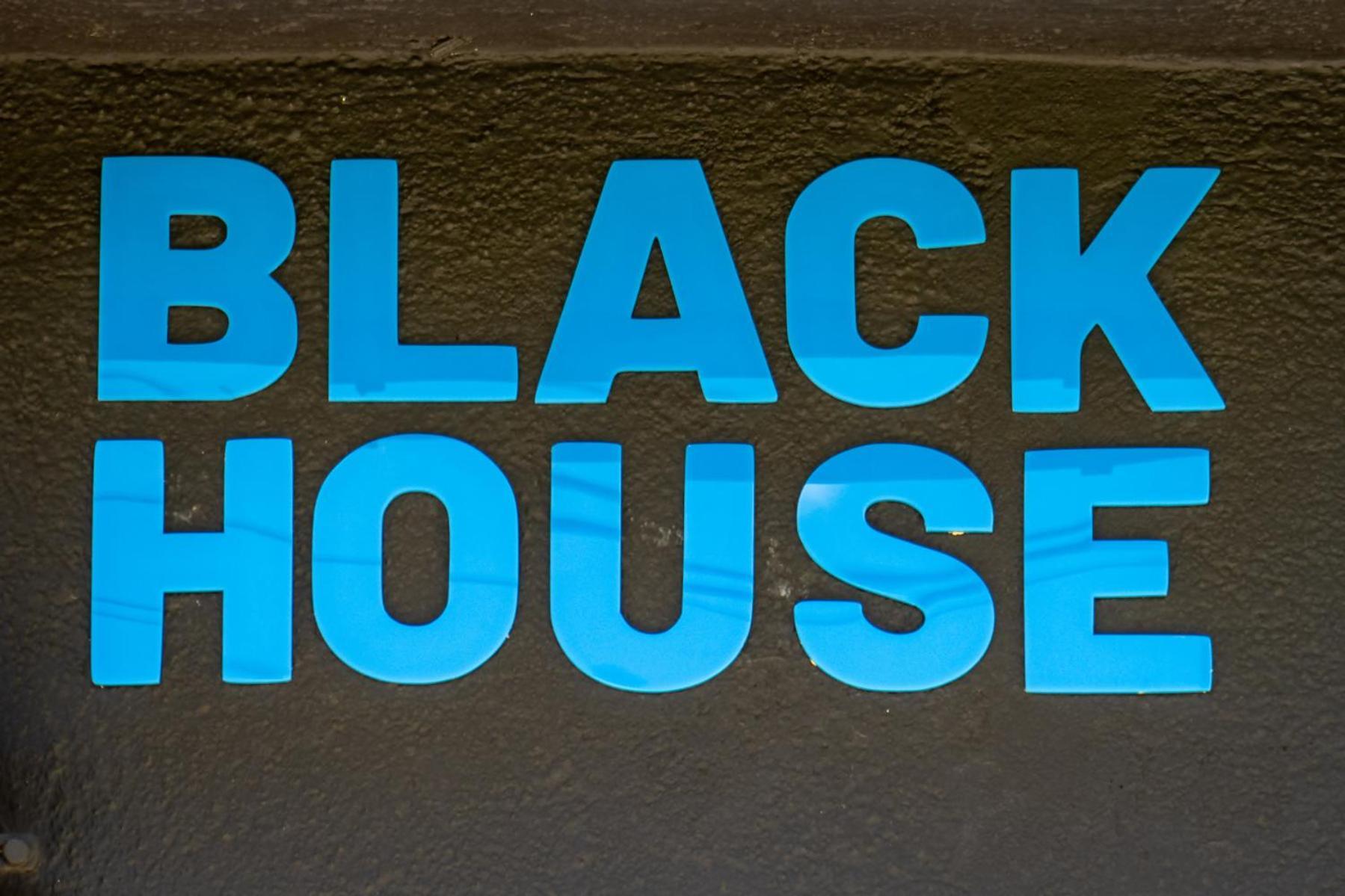 Black House Sorprendente Casa Estilo Industrial Olot Exterior foto