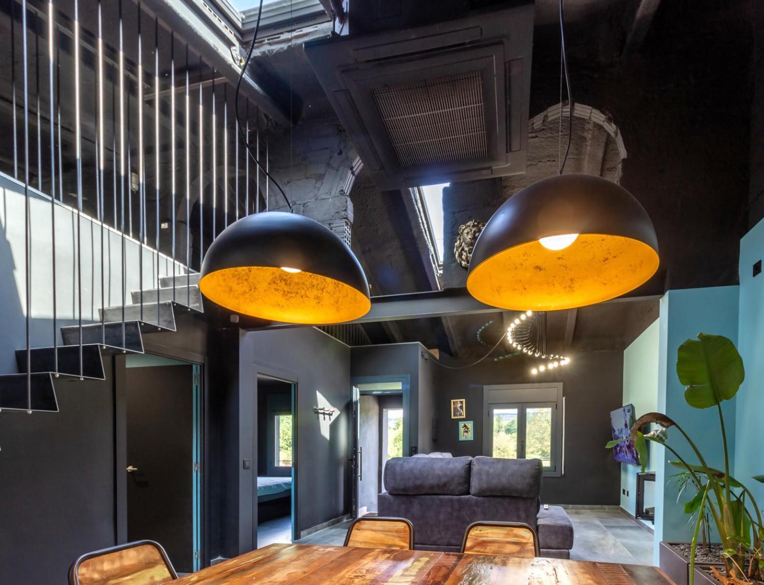 Black House Sorprendente Casa Estilo Industrial Olot Exterior foto