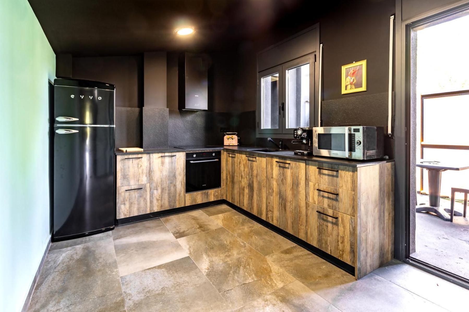 Black House Sorprendente Casa Estilo Industrial Olot Exterior foto