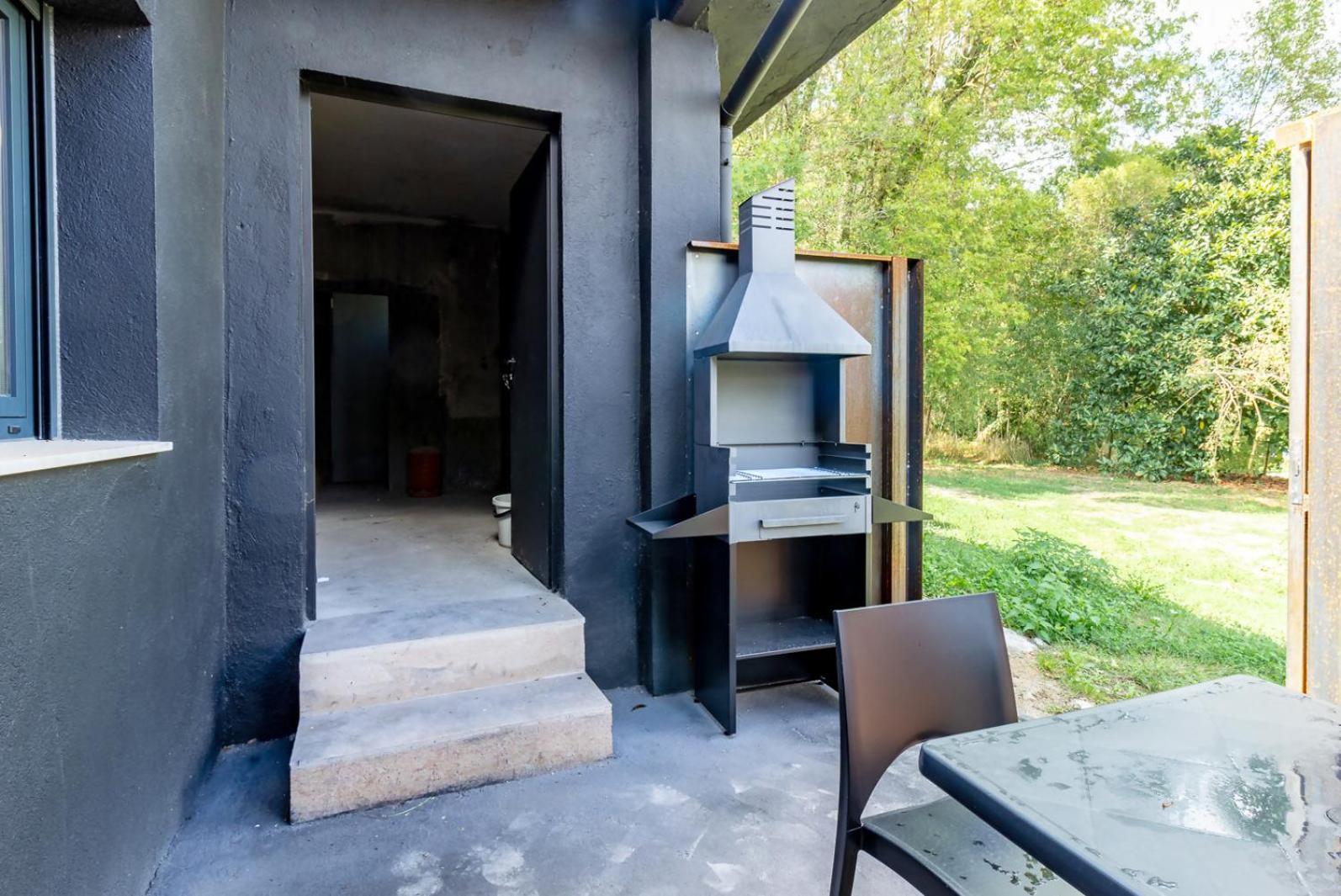 Black House Sorprendente Casa Estilo Industrial Olot Exterior foto