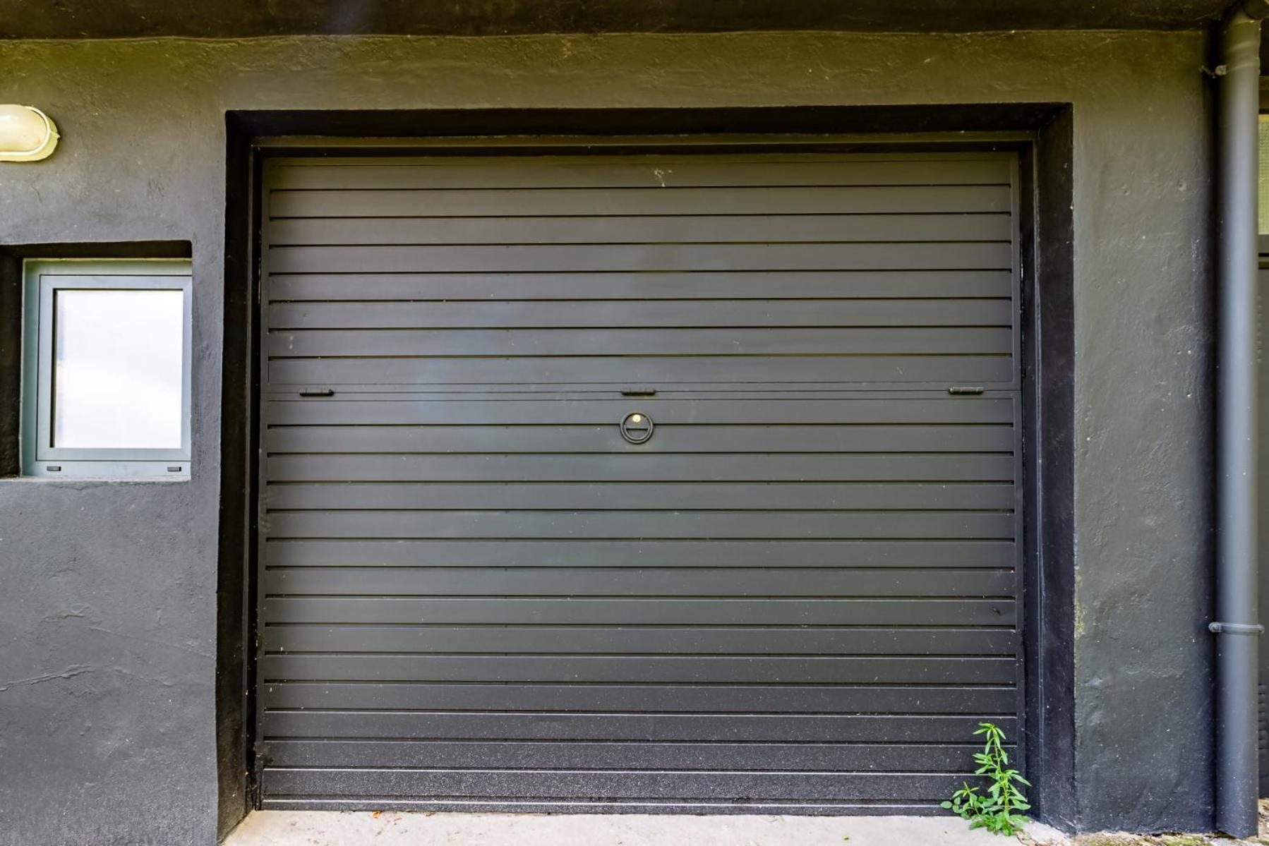 Black House Sorprendente Casa Estilo Industrial Olot Exterior foto