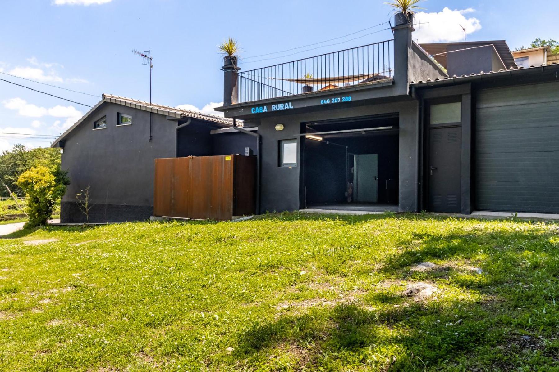 Black House Sorprendente Casa Estilo Industrial Olot Exterior foto